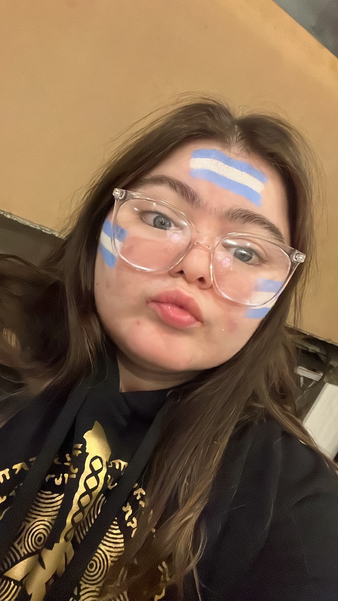 flopyshow0's tweet photo. anoche pintada viendo el mundial #lanovelaluzu  , LOS AMOOOO https://t.co/wJXuMTQ0ro