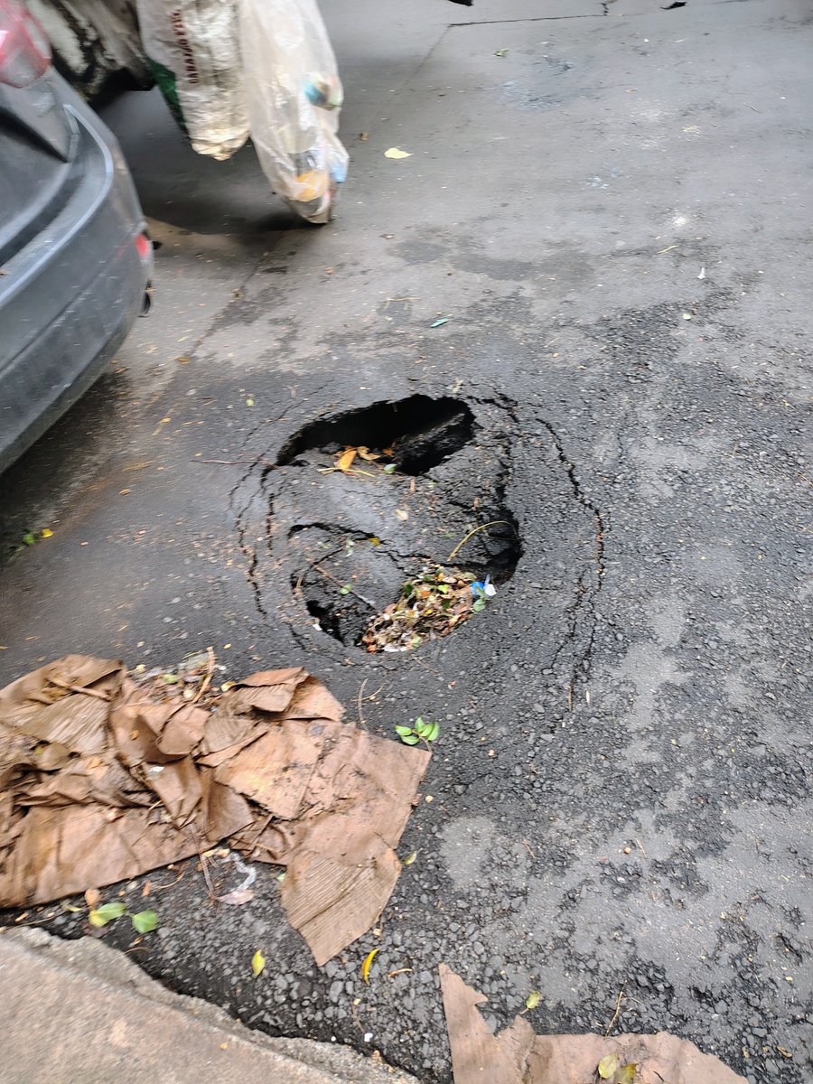 bris_marimb's tweet photo. @MHcesac @mauriciotabe @mauriciotabe @MHcesac  estamos esperando la reparación del socavón, día con día se hace más grande. https://t.co/uScOvzGsMl