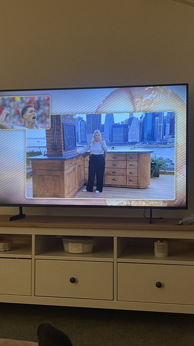 RossShippy's tweet photo. What gets me is if this was a bloke in the studio they’d have a digital screen they could move players around to explain the position. A very successful England women’s manager gets a chalk board in a kitchen 🤦🏻‍♂️ @ITV @ITVX #worldcup https://t.co/IIAKAB0RAd