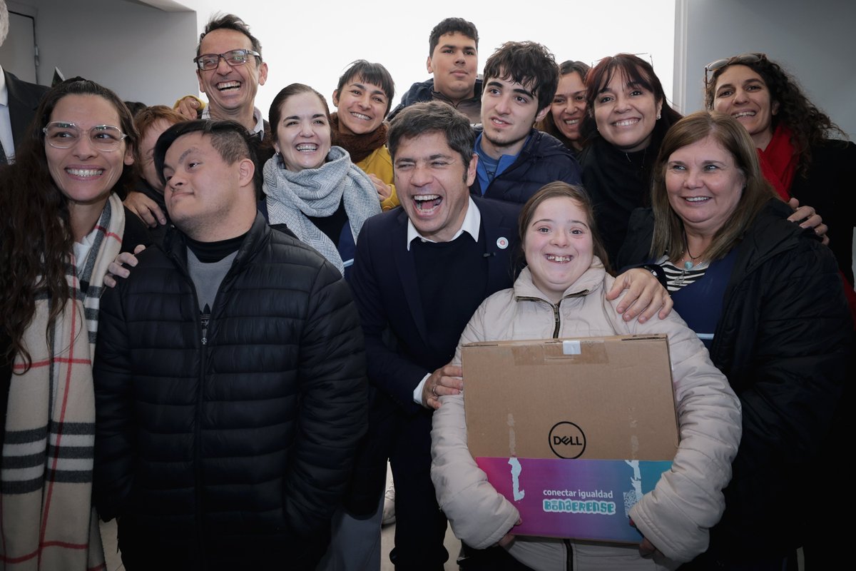 Kicillofok's tweet photo. General Belgrano tiene su primer Centro Universitario de Puentes, una política que sigue creciendo en toda la provincia para que cada vez sean más los bonaerenses que puedan estudiar una carrera en el lugar donde nacieron.

Y el derecho a la educación también se garantiza cuando los chicos tienen herramientas para formarse, como las compus de Conectar Igualdad Bonaerense que recibieron estudiantes de tres escuelas del municipio.