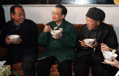 liuyuxin89064's tweet photo. 胡温时代，二人都是在大年除夕，与基层老百姓一起吃年夜饭。温家宝几乎每次都亲自下厨。现在这一规矩没有了，领导人一般都是春节提前几天，到基层训话。吃饭就免了。 https://t.co/12VTMP5ujE