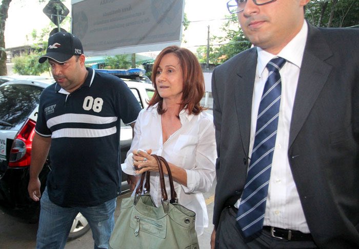 luanssii's tweet photo. VOCÊ SABIA? Em 2013, a atriz Zezé Polessa envolveu-se em um episódio em que o motorista Nelson Lopes, de 63 anos, faleceu de infarto após conduzi-la ao Projac. O caso gerou repercussão na mídia devido à alegação de que eles haviam discutido porque o motorista errou o caminho. https://t.co/NWMltKGVbW
