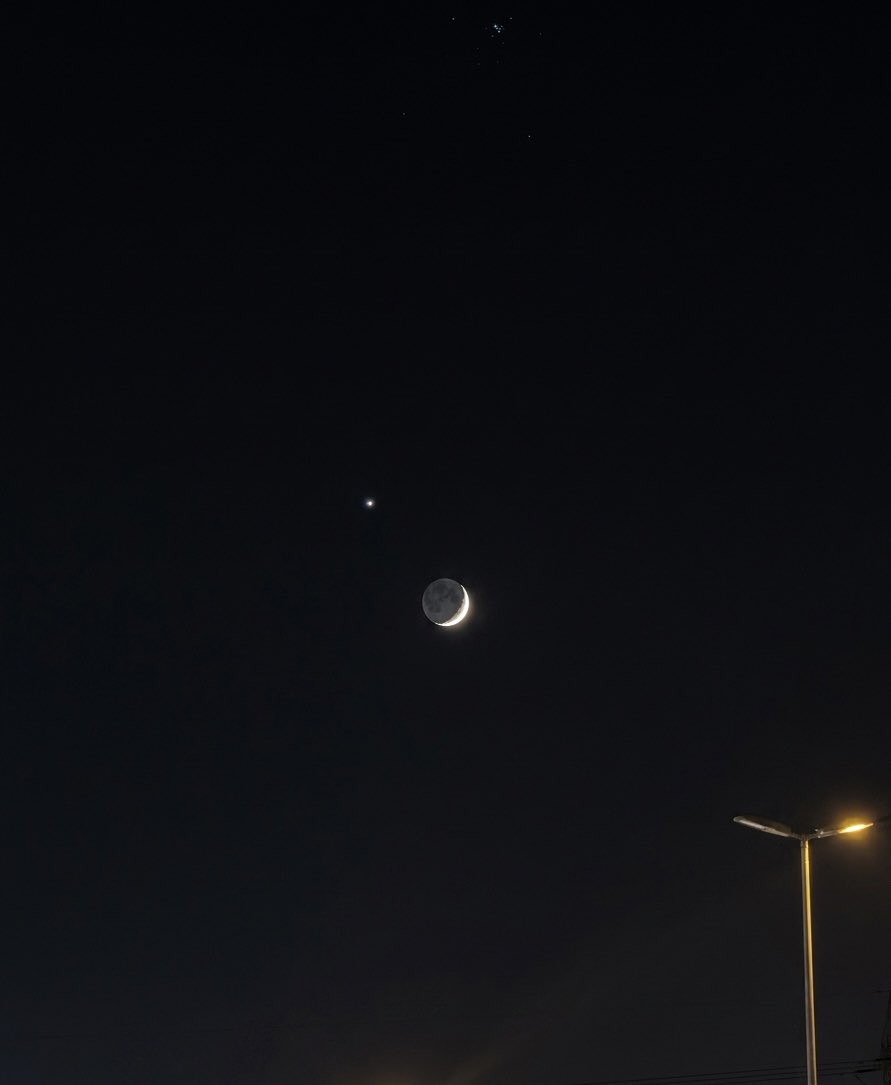 _gizmik_'s tweet photo. İmkanı olan gökyüzüne baksınn 🌙💫 https://t.co/iKMQIizw8S