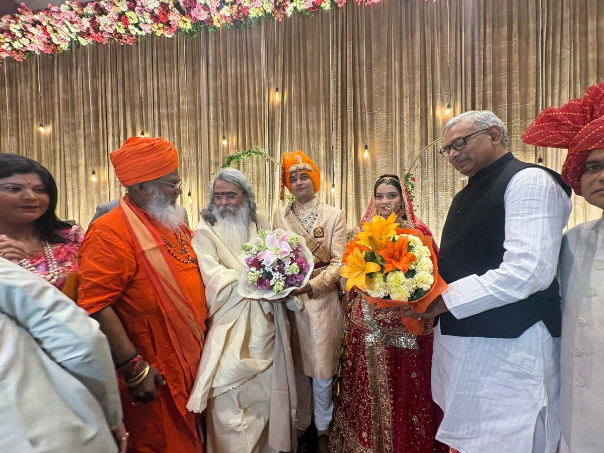 RJMediaGroups's tweet photo. आज 17 जून 2026 को मा0 केंद्रीय राज्य मंत्री श्री बीएल वर्मा की पुत्री के विवाहोत्सव में दिल्ली के अशोका होटल में महर्षि मधुसूदन जी ने वर - वधू को नए जीवन के आरंभ हेतु, शुभ आशीर्वाद प्रदान किया। इस अवसर पर कई गणमान्य मंत्रियों ने महर्षि  मधुसूदन जी से स्नेह भेंट की।
#BJP https://t.co/SFWmxF4HsR