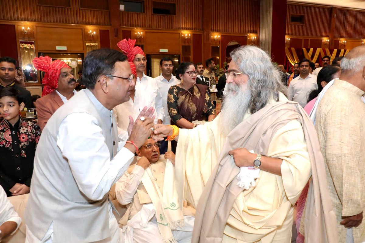 RJMediaGroups's tweet photo. आज 17 जून 2026 को मा0 केंद्रीय राज्य मंत्री श्री बीएल वर्मा की पुत्री के विवाहोत्सव में दिल्ली के अशोका होटल में महर्षि मधुसूदन जी ने वर - वधू को नए जीवन के आरंभ हेतु, शुभ आशीर्वाद प्रदान किया। इस अवसर पर कई गणमान्य मंत्रियों ने महर्षि  मधुसूदन जी से स्नेह भेंट की।
#BJP https://t.co/SFWmxF4HsR