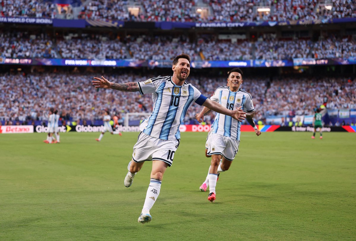 cfcpunditt's tweet photo. Ronaldo spent his career chasing Messi.

Messi spent his career chasing football immortality.

One got followers. One became football. https://t.co/FtJQpYdiLk