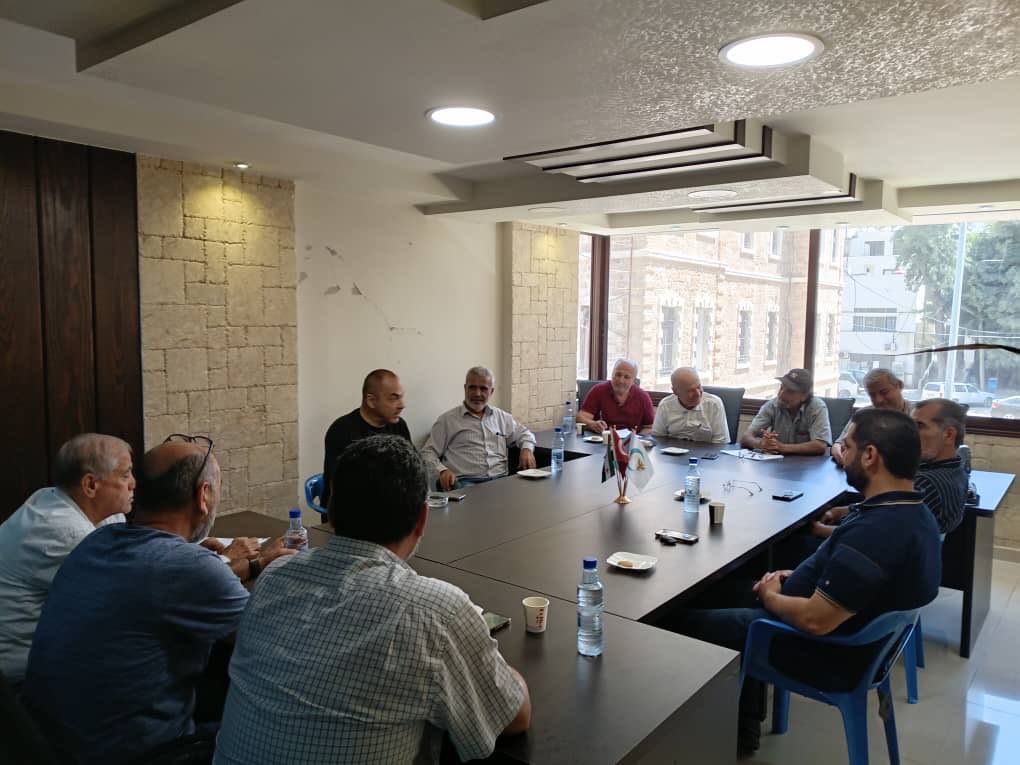 STmeclisi's tweet photo. Suriye Türkmen Meclisi üyeleri, Lazkiye ve Tartus Bölge Sorumlusu Sayın İmad Hac Ahmed başkanlığında, Bayır Bucak Kültür Derneği yönetimi ile bir istişare toplantısı gerçekleştirmiştir. Şeffaflık ve sorumluluk bilinciyle, derinlemesine müzakerelerin yapıldığı görüşmede, bir dizi hayati konu masaya yatırılmış ve bunlara yönelik etkin çözüm yolları değerlendirilmiştir.
Toplantının gündem maddelerinin başında eğitim dosyası yer almıştır. Bu kapsamda, özellikle Türkiye’den gelen öğrencilerin karşılaştığı zorlukların aşılması ve eğitim süreçlerinin en kısa sürede kolaylaştırılmasına yönelik mekanizmalar ele alınmıştır. Ayrıca her iki taraf, bölgenin kültürel kimliğini pekiştiren miras ve sanat dosyalarına da özel bir önem atfetmiştir.
Toplantı; Meclis bünyesindeki çalışmaların mevcut durumunun gözden geçirilmesi, köy ve kasabalarda yaşayan halkın omuzlarındaki ağır insani ve hizmet odaklı mağduriyetlerin hafifletilmesi için geliştirilecek mekanizmalar ile halkın taleplerine yönelik hızlı müdahale araçlarının güçlendirilmesi hususlarının vurgulanmasıyla sona ermiştir.

عقد أعضاء المجلس التركماني السوري برئاسة السيد عماد حاج أحمد مسؤول منطقة اللاذقية وطرطوس، اجتماعاً تشاورياً مع إدارة جمعية باير بوجق الثقافية. وشهد اللقاء نقاشاً معمقاً واتسم بالشفافية والمسؤولية، حيث تم استعراض ومناقشة جملة من القضايا الحيوية وسبل إيجاد حلول ناجعة لها.
وتصدّر ملف التعليم أجندة الاجتماع، لا سيما بحث آليات التغلب على التحديات التي تواجه الطلاب الوافدين من تركيا وتسهيل مسيرتهم التعليمية بأسرع وقت ممكن. كما أولى الجانبان اهتماماً خاصاً بالملفات التراثية والفنية التي تعزز الهوية الثقافية للمنطقة.
واختتم اللقاء باستعراض واقع العمل داخل المجلس، مع التركيز على آليات تخفيف المعاناة الإنسانية والخدمية الجسيمة عن كاهل الأهالي في القرى والبلدات، وتطوير أدوات الاستجابة السريعة لمتطلباتهم.