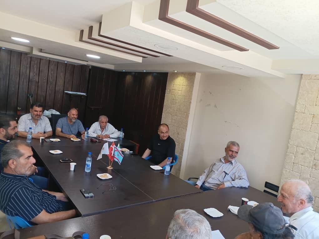STmeclisi's tweet photo. Suriye Türkmen Meclisi üyeleri, Lazkiye ve Tartus Bölge Sorumlusu Sayın İmad Hac Ahmed başkanlığında, Bayır Bucak Kültür Derneği yönetimi ile bir istişare toplantısı gerçekleştirmiştir. Şeffaflık ve sorumluluk bilinciyle, derinlemesine müzakerelerin yapıldığı görüşmede, bir dizi hayati konu masaya yatırılmış ve bunlara yönelik etkin çözüm yolları değerlendirilmiştir.
Toplantının gündem maddelerinin başında eğitim dosyası yer almıştır. Bu kapsamda, özellikle Türkiye’den gelen öğrencilerin karşılaştığı zorlukların aşılması ve eğitim süreçlerinin en kısa sürede kolaylaştırılmasına yönelik mekanizmalar ele alınmıştır. Ayrıca her iki taraf, bölgenin kültürel kimliğini pekiştiren miras ve sanat dosyalarına da özel bir önem atfetmiştir.
Toplantı; Meclis bünyesindeki çalışmaların mevcut durumunun gözden geçirilmesi, köy ve kasabalarda yaşayan halkın omuzlarındaki ağır insani ve hizmet odaklı mağduriyetlerin hafifletilmesi için geliştirilecek mekanizmalar ile halkın taleplerine yönelik hızlı müdahale araçlarının güçlendirilmesi hususlarının vurgulanmasıyla sona ermiştir.

عقد أعضاء المجلس التركماني السوري برئاسة السيد عماد حاج أحمد مسؤول منطقة اللاذقية وطرطوس، اجتماعاً تشاورياً مع إدارة جمعية باير بوجق الثقافية. وشهد اللقاء نقاشاً معمقاً واتسم بالشفافية والمسؤولية، حيث تم استعراض ومناقشة جملة من القضايا الحيوية وسبل إيجاد حلول ناجعة لها.
وتصدّر ملف التعليم أجندة الاجتماع، لا سيما بحث آليات التغلب على التحديات التي تواجه الطلاب الوافدين من تركيا وتسهيل مسيرتهم التعليمية بأسرع وقت ممكن. كما أولى الجانبان اهتماماً خاصاً بالملفات التراثية والفنية التي تعزز الهوية الثقافية للمنطقة.
واختتم اللقاء باستعراض واقع العمل داخل المجلس، مع التركيز على آليات تخفيف المعاناة الإنسانية والخدمية الجسيمة عن كاهل الأهالي في القرى والبلدات، وتطوير أدوات الاستجابة السريعة لمتطلباتهم.
