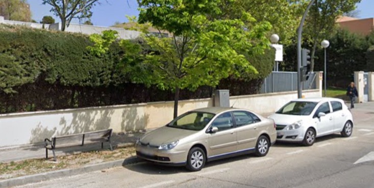 navi_llera_'s tweet photo. 📍Camino de Valderribas 113. #PuenteDeVallecas  
Los vecinos recuperaremos algun dia nuestro banco?  
Lleva meses acaparado por no se sabe quien y nadie hace nada. 

@policiademadrid @JMDpvallecas @PPteVallecas @AngelNinoQ @policia @Lineamadrid https://t.co/WLdXxRoiMR