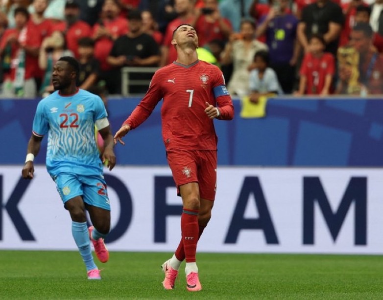 KalshiEPL's tweet photo. 🚨CRAZY STAT: For the 9th consecutive game, Cristiano Ronaldo has recorded fewer touches than the opposition goalkeeper. https://t.co/TpTnrItxvQ