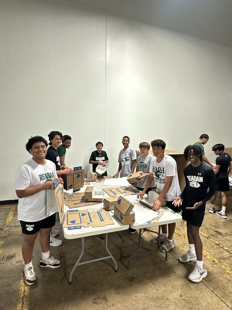 SAReaganFball's tweet photo. Nothing like being able to give back! Our athletes were able to help at the Children’s Hunger Fund today. #StrikeEm 🐍 https://t.co/Lxqkn4oeq0