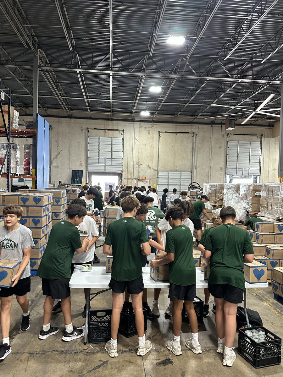 SAReaganFball's tweet photo. Nothing like being able to give back! Our athletes were able to help at the Children’s Hunger Fund today. #StrikeEm 🐍 https://t.co/Lxqkn4oeq0
