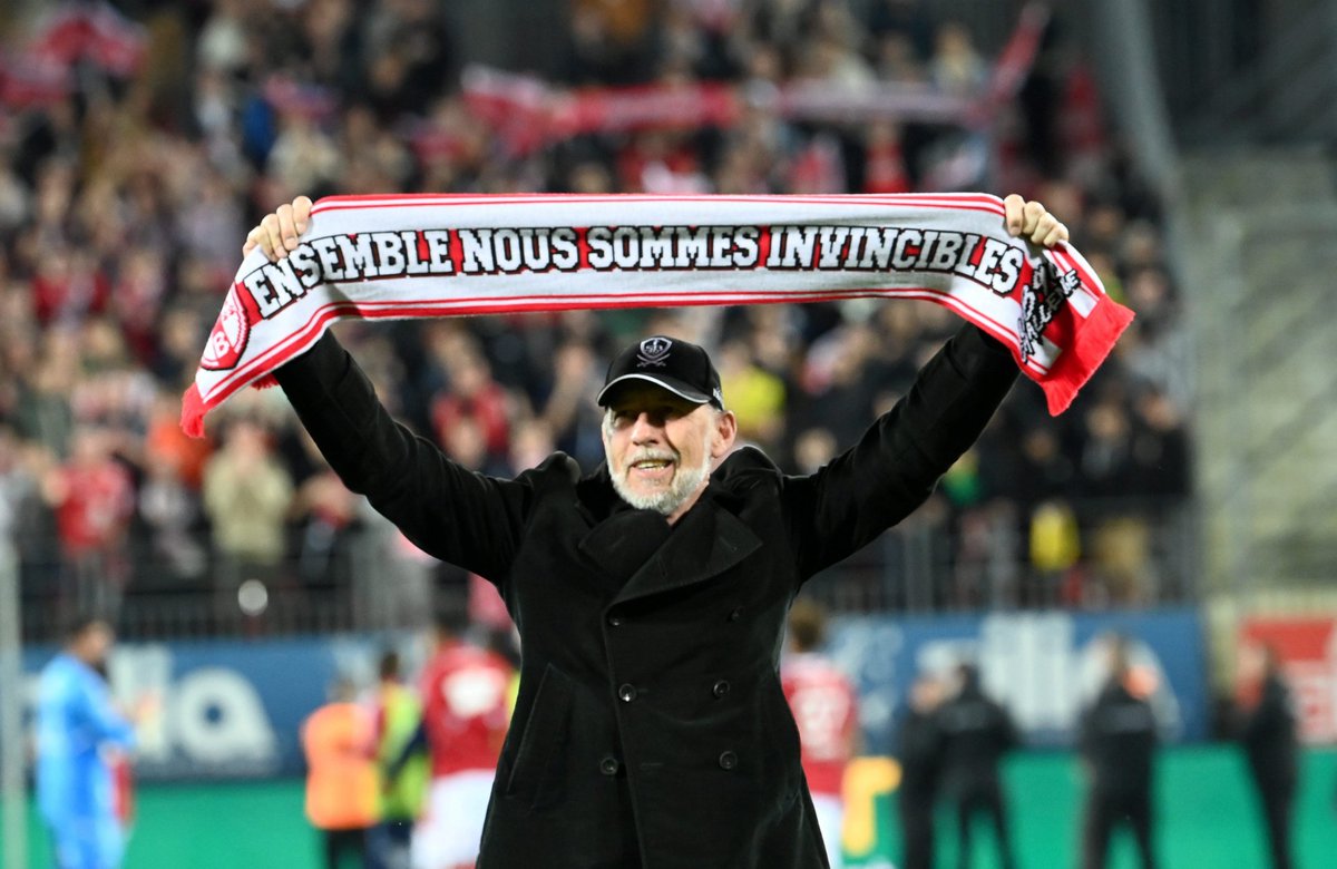 MeteoFootMaps's tweet photo. Il a relevé un club qui partait à la dérive.

Il a placé le Stade Brestois sur la carte de France en les mettant sur le podium pour la première fois de leur histoire.

Il a placé le Stade Brestois sur la carte européenne en les faisant participer DIRECTEMENT à la Ligue des Champions.

Il a respecté son club, ses joueurs, la compétition, en allant faire des exploits incroyables avec un des plus petits clubs de Ligue 1.

Il est allé en barrages là où certains club français ne sont pas encore allés.

Il a écrit en lettre d'or la plus belle page du Stade Brestois et même du football breton.

Il mérite les honneurs de tout le football français et même plus.

Ensemble nous sommes invincibles, vous l'êtes dans nos esprits et dans notre cœur de français.

Simplement bravo Mr.Roy.

Et de la part d'un passionné, merci.