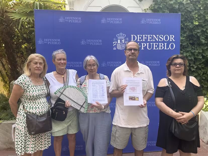 PVSanBlas's tweet photo. Esta mañana hemos presentado, junto a @simanparparaiso, más de 1.500 firmas recogidas en dos semanas al @DefensorPuebloE un amparo ante la degradación y el abono institucional de #SanBlas y #Simancas.
Foto, audio y más información @europapress:
🔗 https://t.co/ogc6wIIw44 https://t.co/duJy9gZH8U