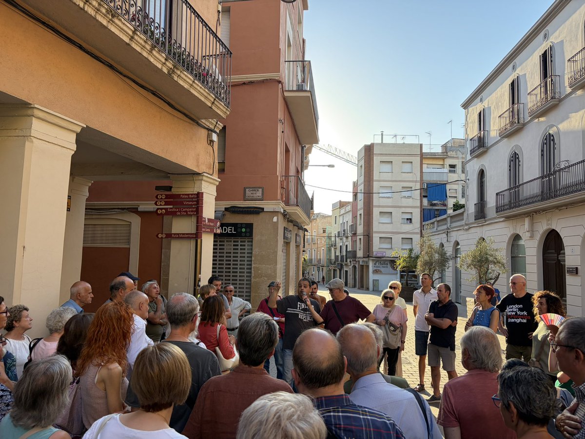 ComissioMemoria's tweet photo. Ruta per la Vilafranca de la Guerra Civil.

Un trajecte per recuperar la memòria històrica d’un període clau de la vida del país i de la vila.

Amb el @SalvadorCampama hem recorregut els carrers i llocs que van ser escenari de la Guerra Civil. https://t.co/mPaWgX0CtS