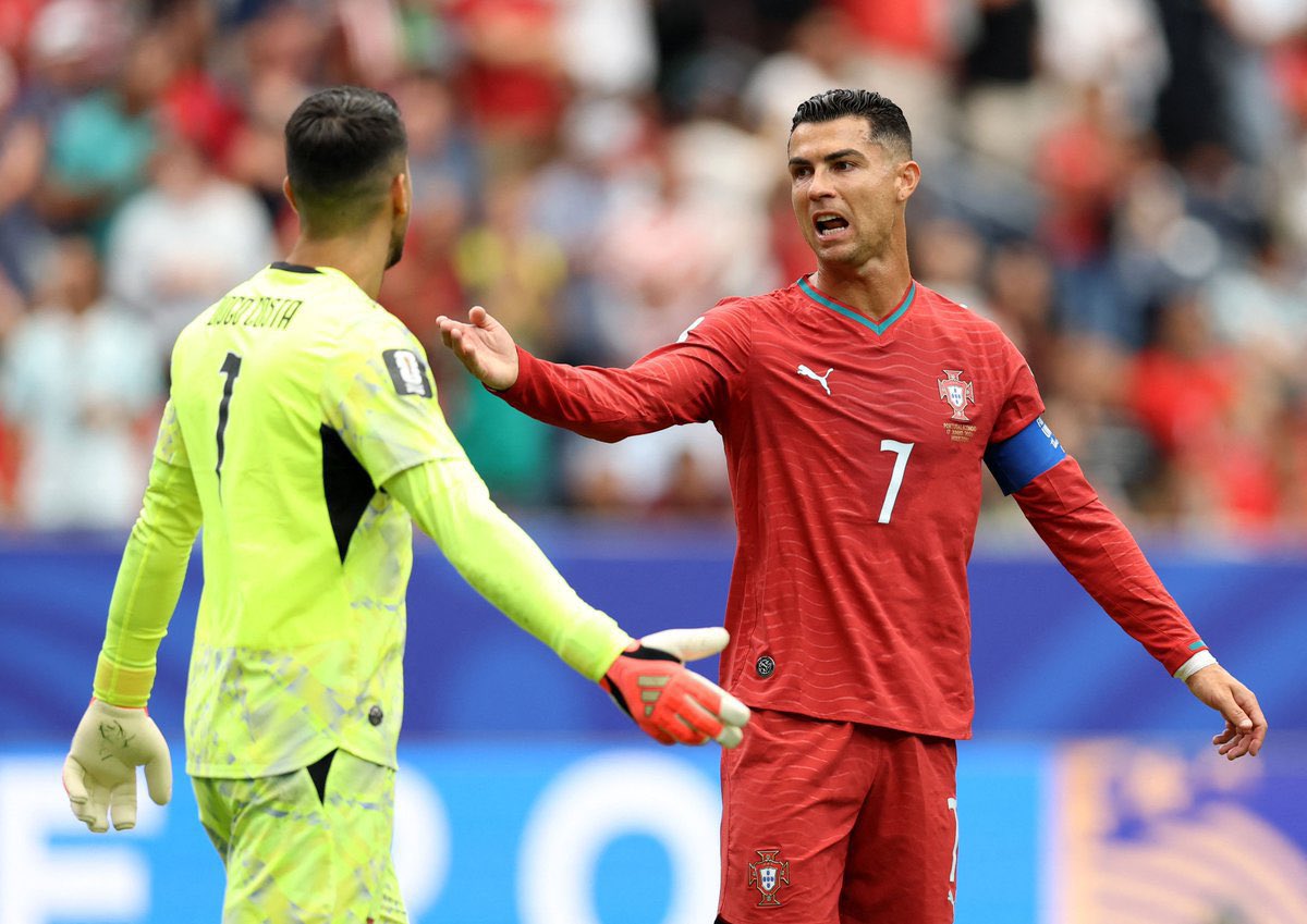 UgwunnaEjikem's tweet photo. Keep your head up idolo @Cristiano ,the Sun will shine on you again and you are still the Greatest of All Time. https://t.co/EniptXNgfh