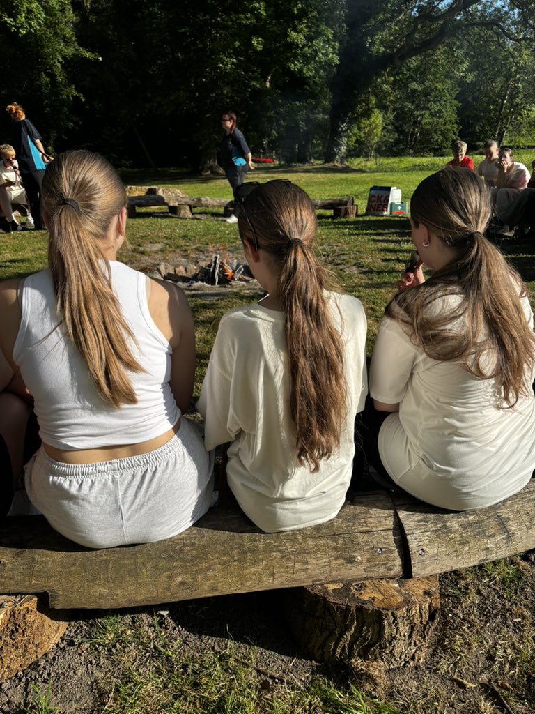cvalemfl's tweet photo. 🇫🇷 France Trip 🇫🇷 Back at the château, our pupils tackled a blind trail, put their survival skills to the test, bravely sampled frog’s legs and escargot 🐸🐌, and rounded off the evening with a campfire under the French sky 🔥✨ https://t.co/VB5D2IdqSj