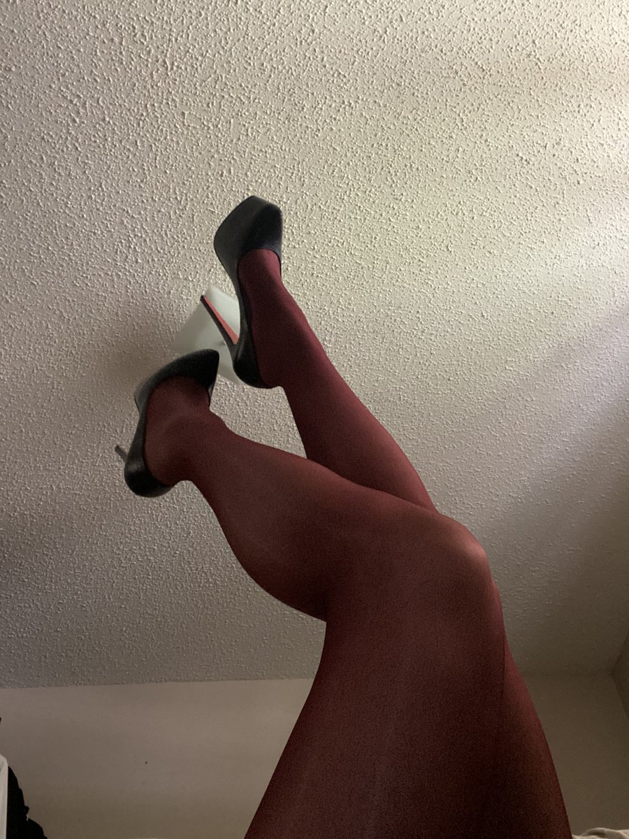 AtlasPlus_'s tweet photo. I think I love red tights now https://t.co/TaW3fUom42