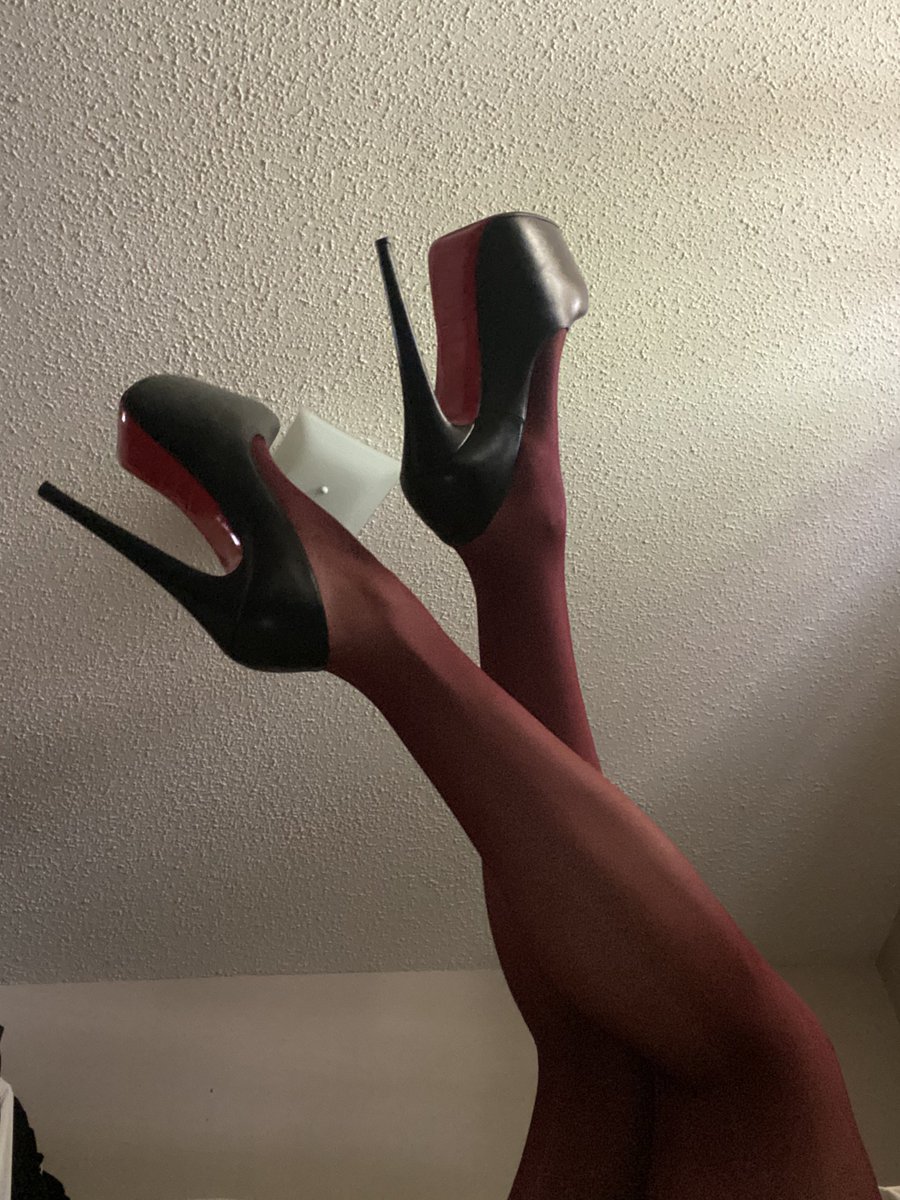 AtlasPlus_'s tweet photo. I think I love red tights now https://t.co/TaW3fUom42