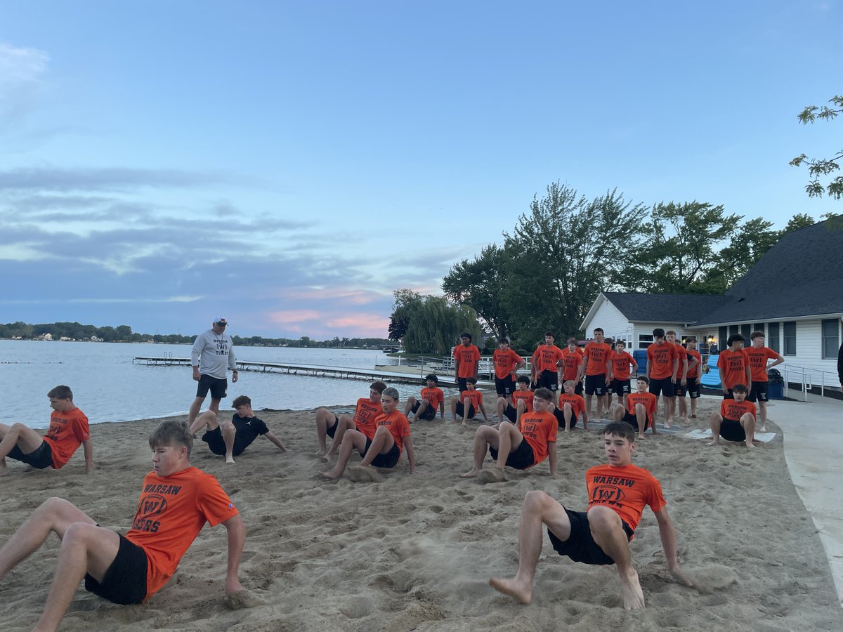 WarsawTigerFB's tweet photo. DAWN PATROL DAY #3

📍Winona Lake
🐅 102 Tigers
💪 hill sprints, crab walks, bear crawls, &amp; front rolls!

The Tigers took on a staple of Dawn Patrol week: the 12th Street Hill

This week is about seeing if we're comfortable being uncomfortable &amp; if we FINISH what we start! https://t.co/qwG8nbVM7k