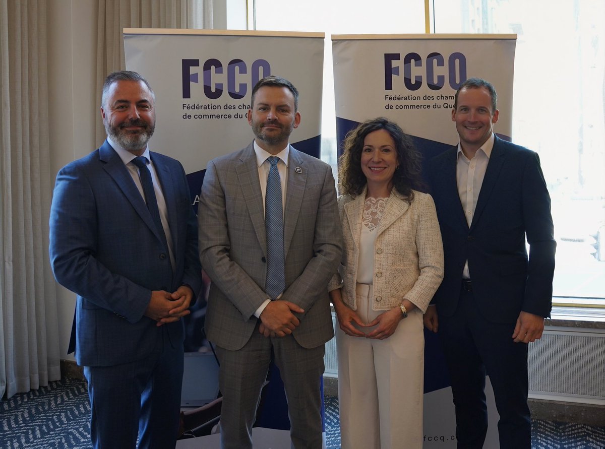 PaulPlamondon's tweet photo. C’est important pour moi de maintenir un canal de discussion avec les entrepreneurs et les gestionnaires d'entreprises, ils sont responsables de la création et du maintien de milliers d’emplois au Québec. J'ai pu échanger avec une centaine d'entre eux hier à la @FCCQ. 
 
Notre philosophie au Parti Québécois, elle est simple: on veut se tasser du chemin! On veut faire en sorte que le gouvernement se concentre sur ce qui devrait être son devoir, soit de créer un environnement d’affaires qui permet à nos entreprises d’être compétitives, innovantes et prospères.

Pour ce faire, un gouvernement du Parti Québécois procédera à une baisse historique du fardeau fiscal des entreprises, ce qui leur permettra de réinvestir pour créer de la richesse et augmenter leur productivité. On va aussi mettre en place un vaste chantier sur la débureaucratisation et l’allègement réglementaire. Bref, on va tout faire pour que l’État redevienne un agent facilitateur plutôt qu’un organe qui met des bâtons dans les roues.

Merci à Véronique Proulx pour les échanges ainsi qu’à tous les participants pour leurs questions.