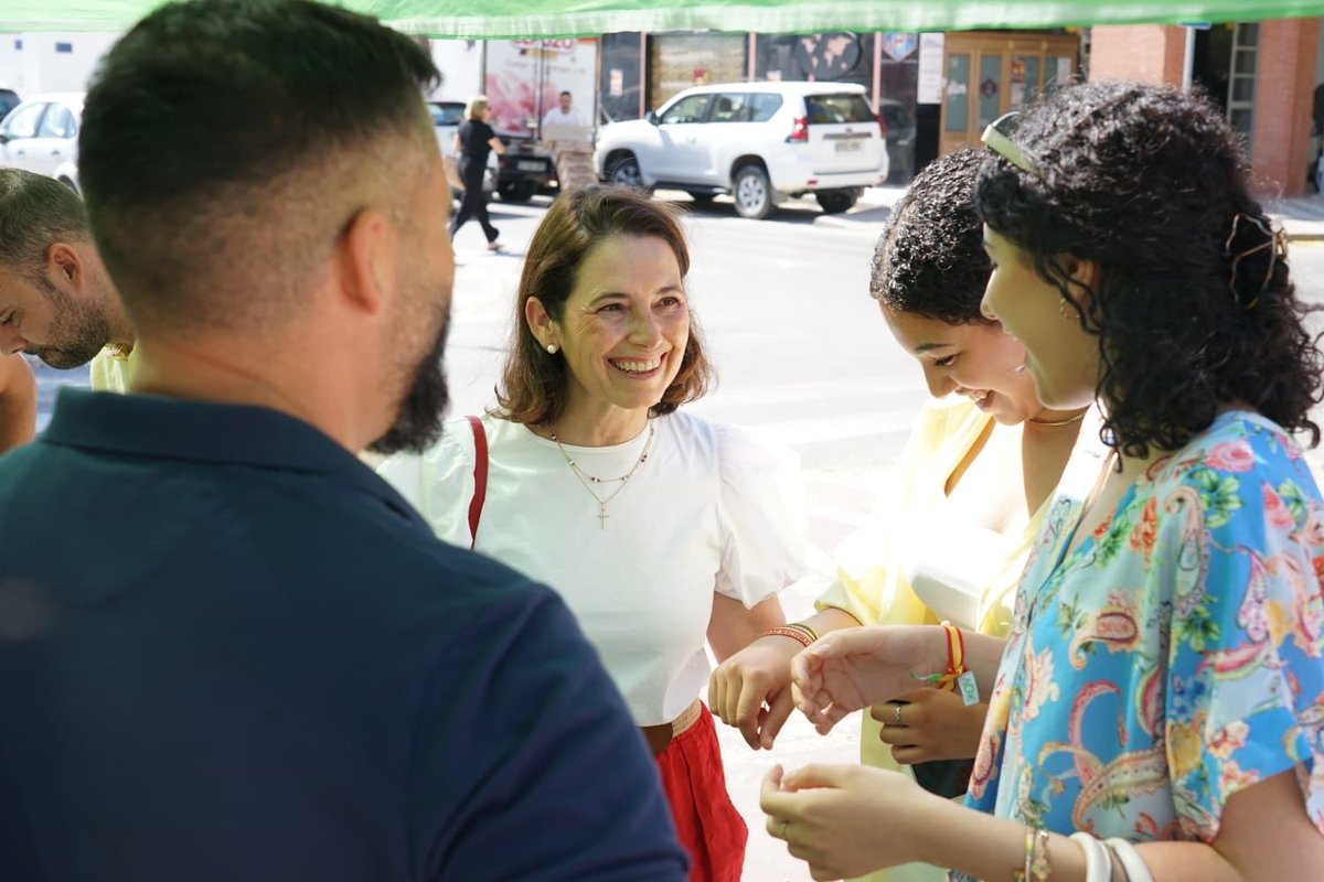 Noeliacampr's tweet photo. Esta mañana en Sanlucar haciendo lo que más nos gusta hacer en VOX, escuchar a los que se acercan a nuestras mesas.

Siempre seremos el altavoz de los españoles. https://t.co/qm1ZPborfi