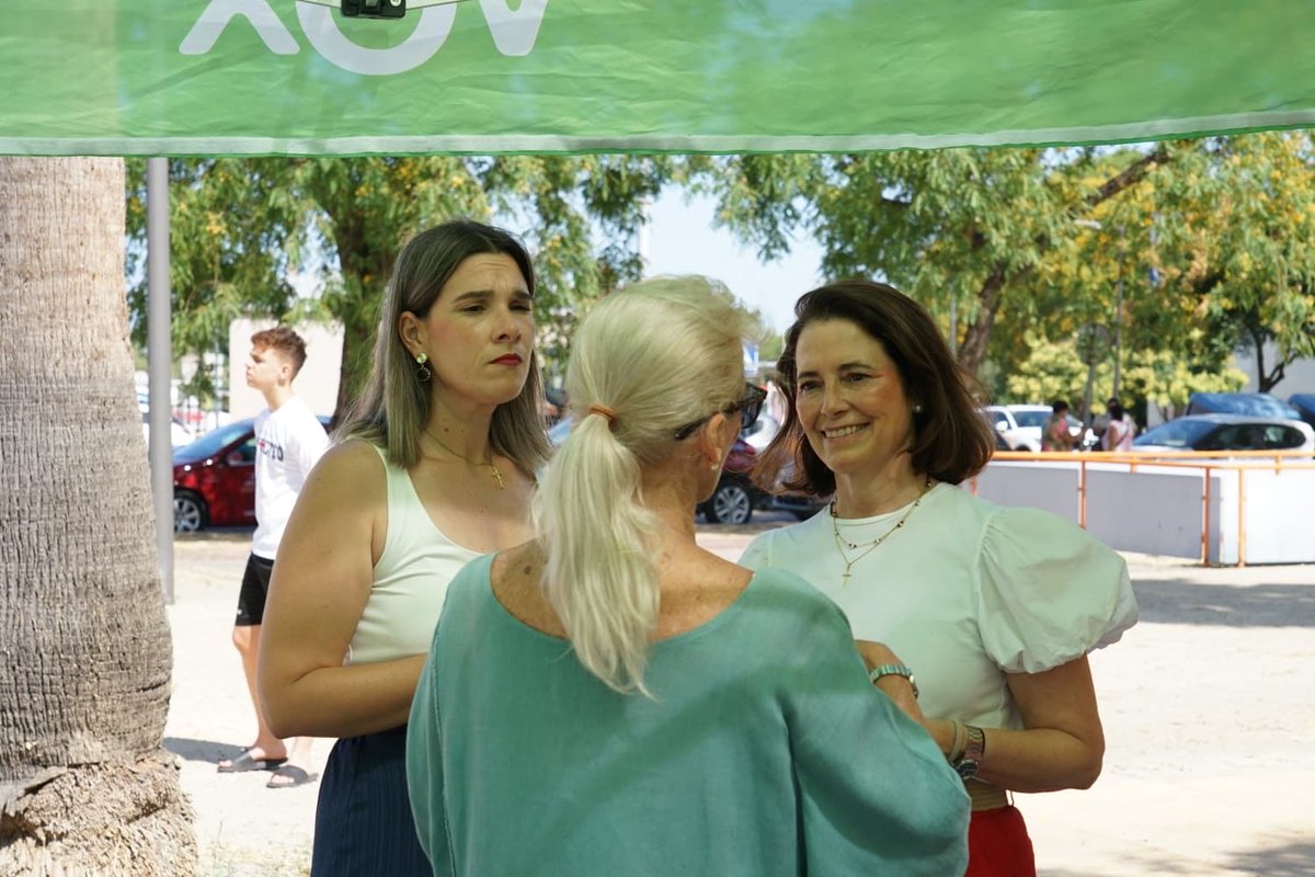 Noeliacampr's tweet photo. Esta mañana en Sanlucar haciendo lo que más nos gusta hacer en VOX, escuchar a los que se acercan a nuestras mesas.

Siempre seremos el altavoz de los españoles. https://t.co/qm1ZPborfi