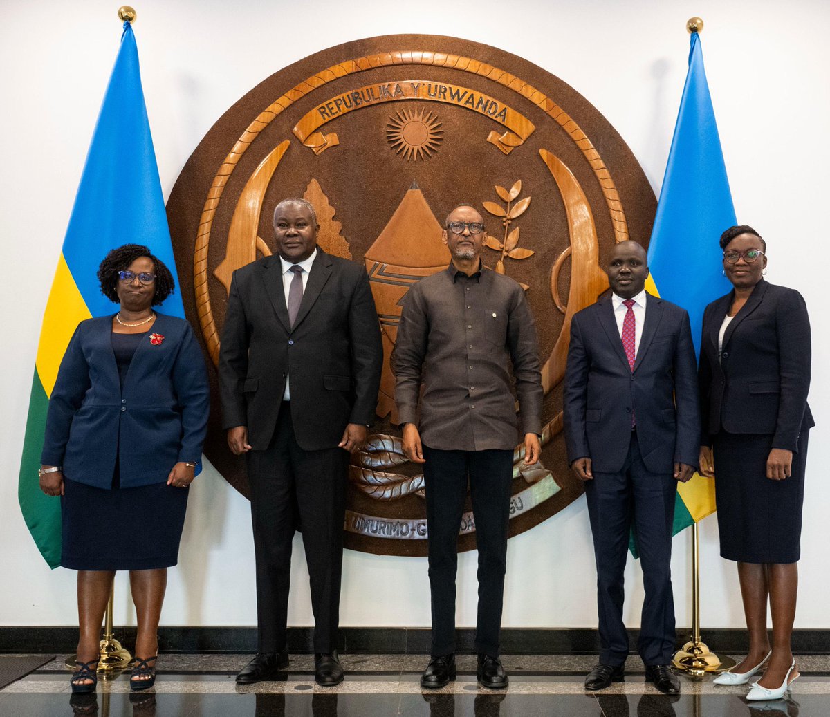 IGIHE's tweet photo. Kuri uyu wa Gatatu Perezida Kagame yakiriye Umunyamabanga Mukuru w’Umuryango wa Afurika y’Iburasirazuba, Amb. Stephen Mbundi.

Ibiganiro bagiranye byibanze ku  bushake bw’u Rwanda mu bufatanye bw’Akarere. #IGIHENews https://t.co/x0uoaLvmCH