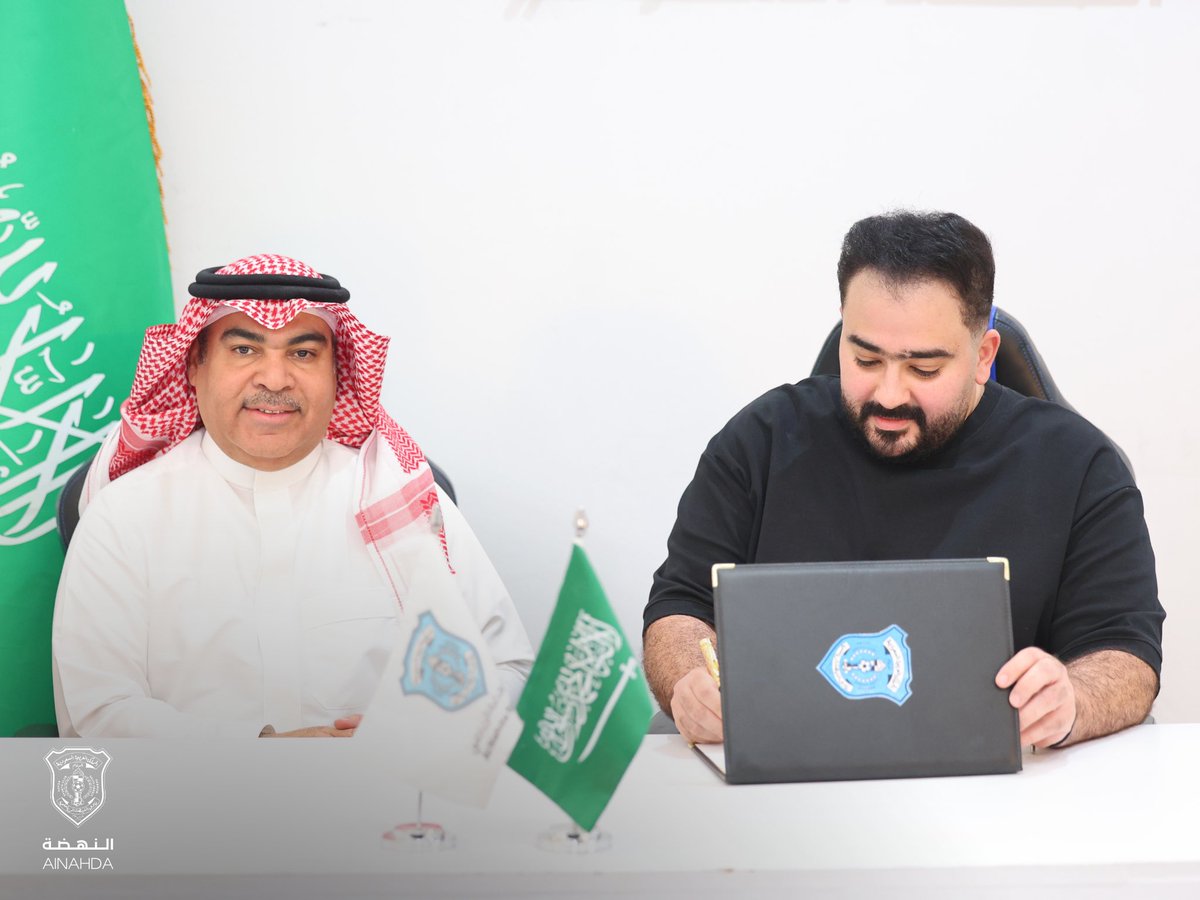 Al_NahdahFC's tweet photo. معًا نمضي نحو الهدف 
لحظات التوقيع مع الأستاذ عثمان بوجليع والطاقم الفني الكابتن عبدالعزيز الدخيل والكابتن راكان بالطيور ✍🏻🩵

#النهضة https://t.co/0rt7JSK7NV