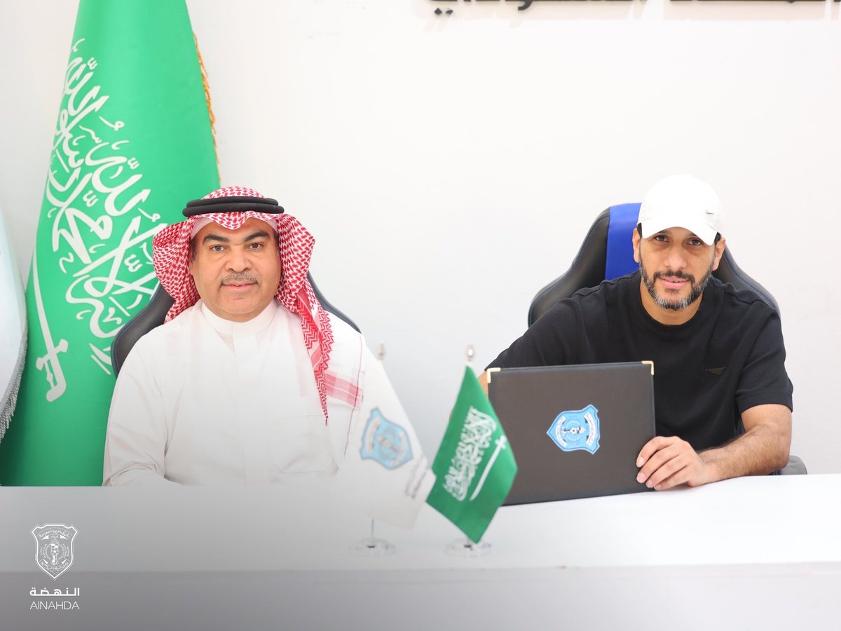 Al_NahdahFC's tweet photo. معًا نمضي نحو الهدف 
لحظات التوقيع مع الأستاذ عثمان بوجليع والطاقم الفني الكابتن عبدالعزيز الدخيل والكابتن راكان بالطيور ✍🏻🩵

#النهضة https://t.co/0rt7JSK7NV