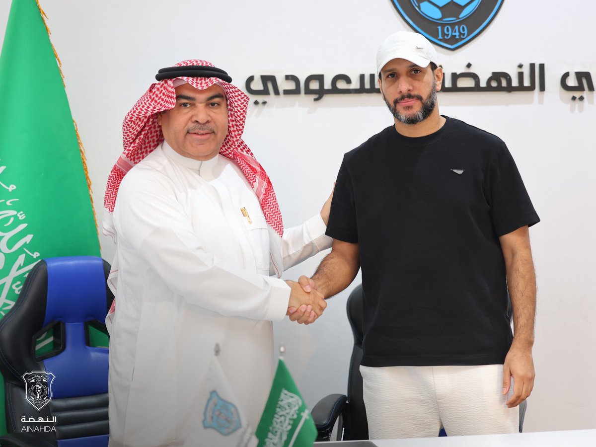 Al_NahdahFC's tweet photo. معًا نمضي نحو الهدف 
لحظات التوقيع مع الأستاذ عثمان بوجليع والطاقم الفني الكابتن عبدالعزيز الدخيل والكابتن راكان بالطيور ✍🏻🩵

#النهضة https://t.co/0rt7JSK7NV