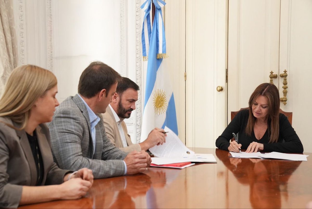 SPettovelloOK's tweet photo. La ministra Sandra Pettovello recibió hoy a representantes de Soluciones Randstad S.A.

Ambas instituciones firmaron un convenio para seguir profundizando la oferta formativa en el Centro de Formación Capital Humano y el empleo formal y de calidad para todos los argentinos.

La empresa llevará adelante capacitaciones enfocadas en el aprendizaje de operaciones logísticas livianas, técnicas de picking rápido, gestión de stock en el salón, entre otras actividades.
@JMilei