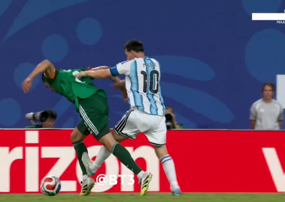 Aneshbic's tweet photo. @PopBase Are we gonna talk about how Messi got away with this ????????? https://t.co/PszrkU3trv