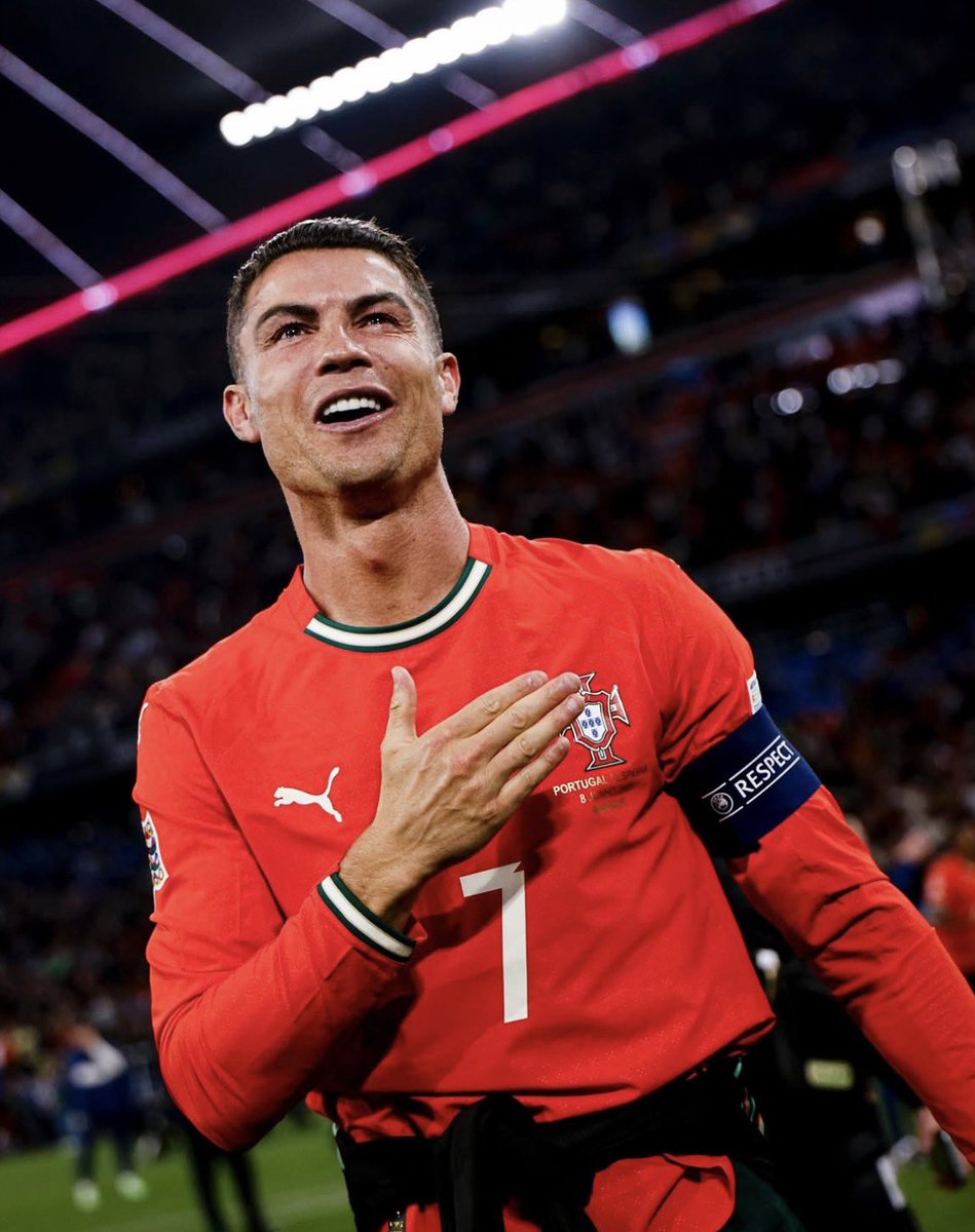 menezrm's tweet photo. Jugando su sexto Mundial con 41 años sin tener que demostrarle nada a nadie y todavía tiene a todo el mundo detrás esperando a que falle para lanzarse al cuello. Que putísima grandeza https://t.co/rPBRF8klAO