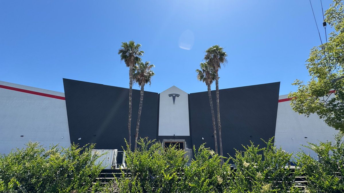 Brand0n's tweet photo. Stopped by to check out the progress of the upcoming Tesla Chatsworth mega location. 

Previously Winnetka Pacific Theatre, this 118,800 square-foot delivery, service and sales center is nearing completion and will soon serve the San Fernando Valley. https://t.co/jGflaCefou