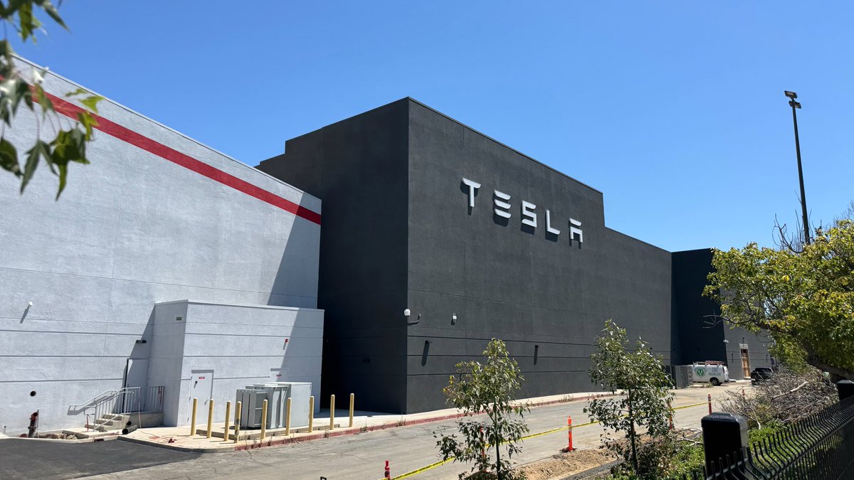 Brand0n's tweet photo. Stopped by to check out the progress of the upcoming Tesla Chatsworth mega location. 

Previously Winnetka Pacific Theatre, this 118,800 square-foot delivery, service and sales center is nearing completion and will soon serve the San Fernando Valley. https://t.co/jGflaCefou