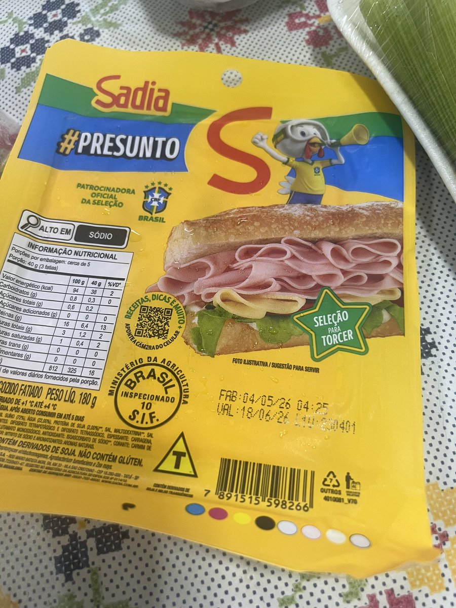 vanessagiladv's tweet photo. Aí você compra no mercado pelo iFood, o produto chega nessas condições , presunto vencendo amanhã , milho estragado , reporta ao app, e eles coadunam com esse tipo de palhaçada ! @iFood  que vergonha ! https://t.co/4wBYjCFkv5