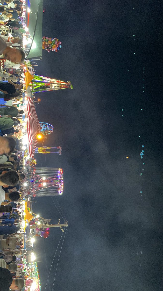 Moon__AX1's tweet photo. 📍Gönen panayır 🎡🎠 https://t.co/7DPwD2VX3M