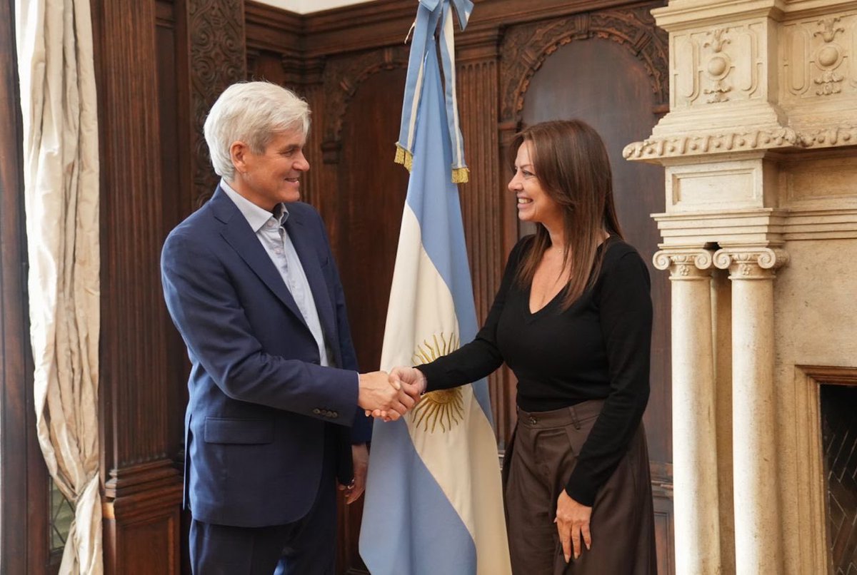 SPettovelloOK's tweet photo. En la sede del Ministerio de Capital Humano, la ministra Sandra Pettovello recibió al CEO y presidente de Nestlé Argentina, Gian Carlo Aubry, y a integrantes del comité ejecutivo de la empresa para firmar un convenio que fortalecerá la capacitación para el trabajo a través del Centro de Formación Capital Humano.

En el marco de este acuerdo, Nestlé brindará contenidos y conocimientos técnicos especializados en barismo, principios básicos de gastronomía y gestión de flujos de trabajo en cocinas, contribuyendo a ampliar las herramientas de formación y empleabilidad de los participantes.
@JMilei