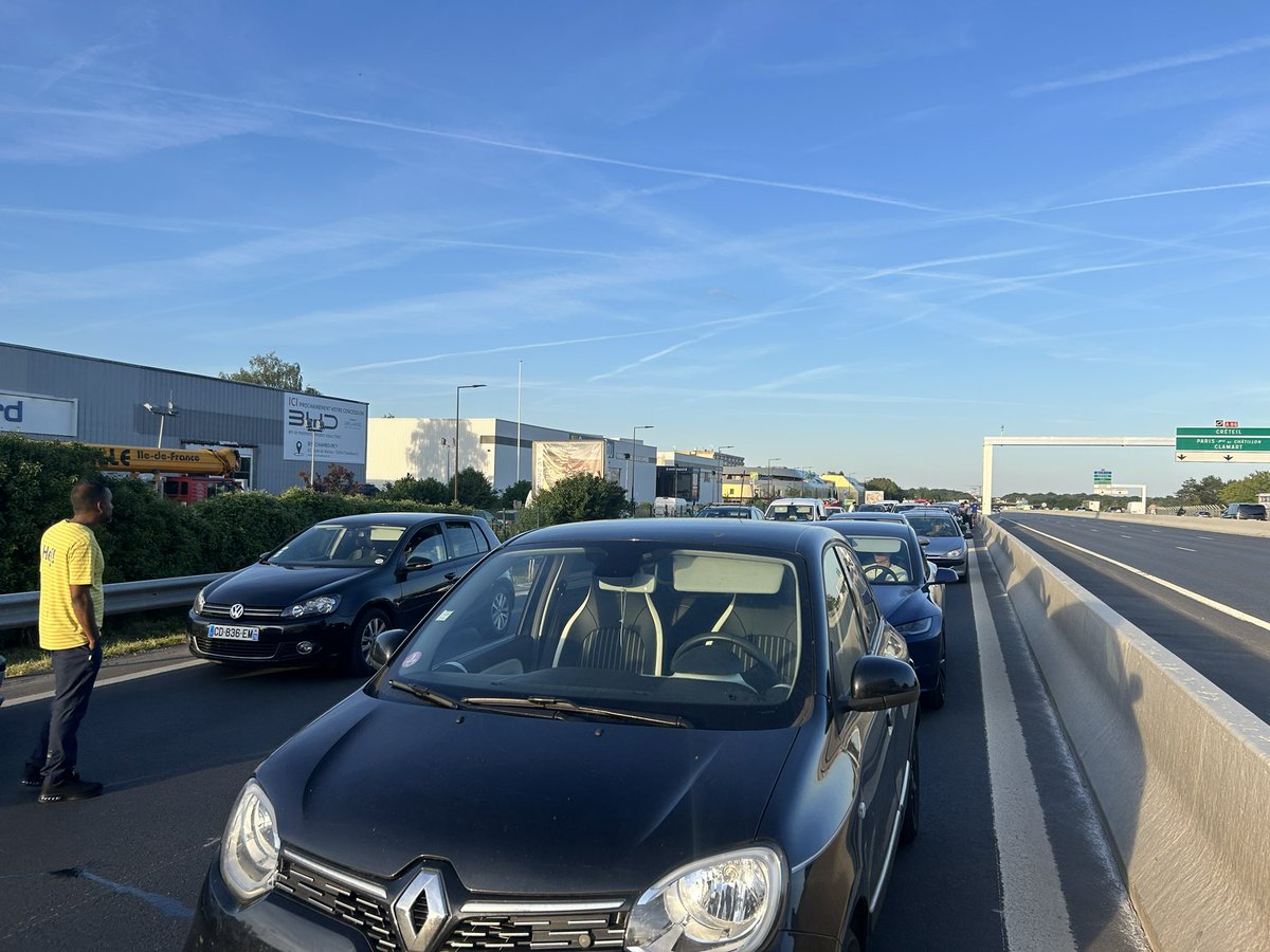 gabriellecluzel's tweet photo. Bloquée sur la bretelle de l’A86,  à l’entrée de Versailles. Les gens sortent de leur voiture… dans la ville des rois, les présidents de la République ont tous les privilèges. Faites place, les manants, vous pouvez attendre. https://t.co/tweQU4eteZ
