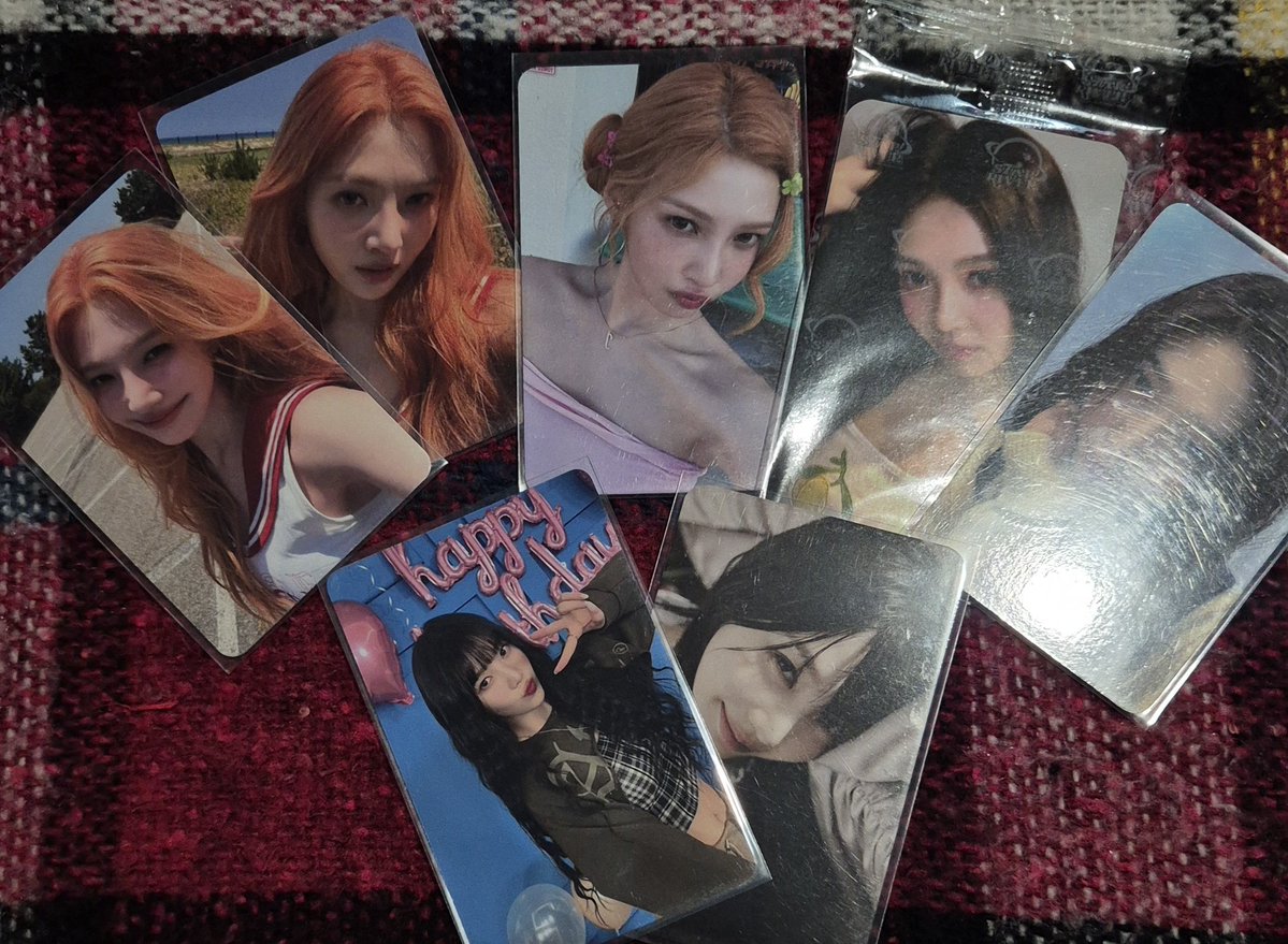 joy_euteamo's tweet photo. fb positivo para as minhas amadas @snoopycegs por essa marmitinha (falta os cards das outras 4 esqueci) como sempre não tive problemas e as meninas comunicaram todo o processo 🩷 foto feia mas photocards lindos https://t.co/oatRMwPkpq