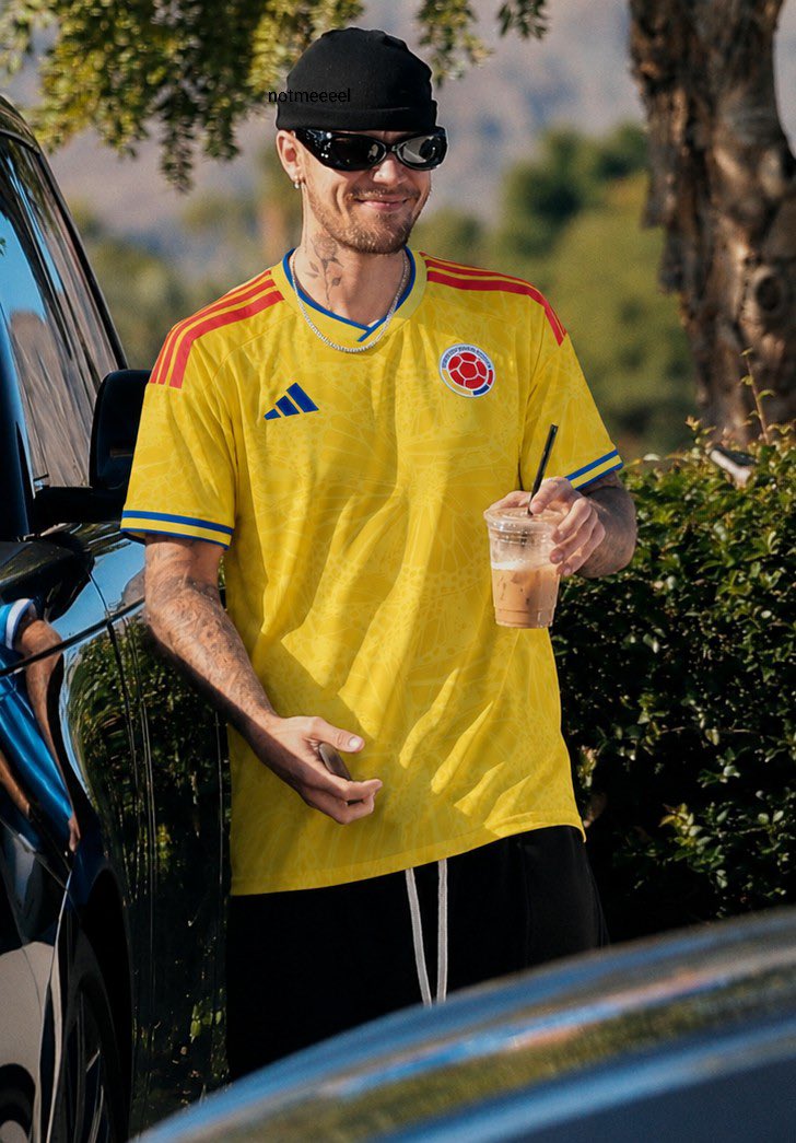 Mercado_Ingles's tweet photo. Justin Bieber hoy con la camiseta de Colombia puesta. 🇨🇴✨ https://t.co/TgC4GEfQrl