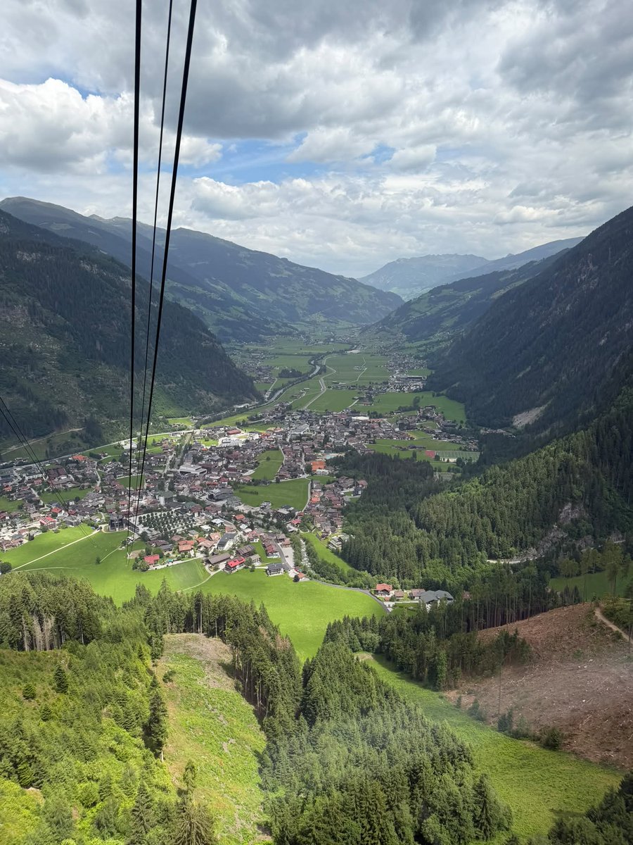 AssieSteen's tweet photo. Ahornbaan, Zillertal.
Roofvogelshow op de berg 🏞️💚🥰 https://t.co/tYATO0HJCR
