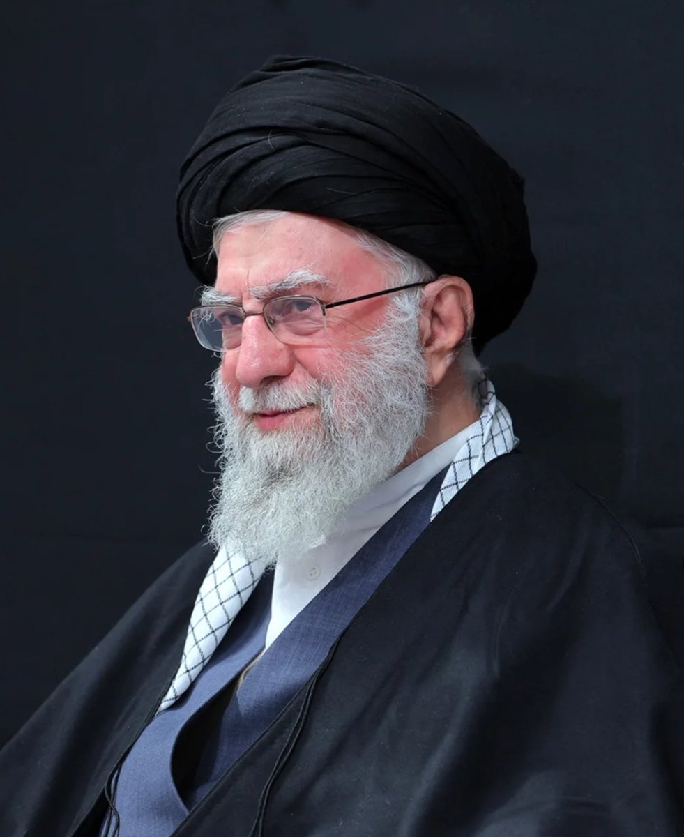 ghazale2021's tweet photo. حضرت رقیه جان ، امشب با شما همدردیم ... 
ما هم بابامون شهید شده 😭 ما هم فرزند شهیدیم ..
خانم سه ساله ، دعا کن خدا به ما صبر دهد ،اخه دل ما برای بابامون خیلی تنگ شده 💔😭 
#مظلوم‌رهبرم https://t.co/XynFMh9stH
