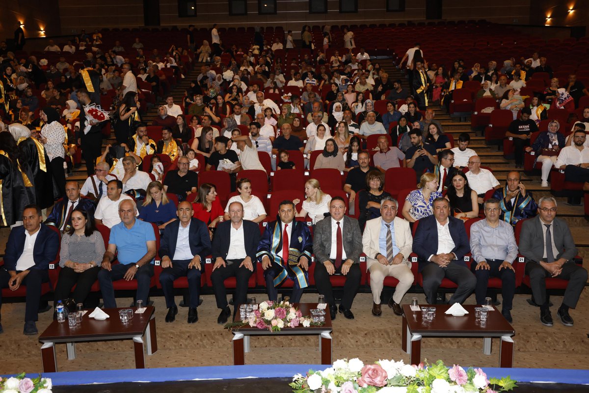 Diyarbakirtarim's tweet photo. Dicle Üniversitesi Ziraat Fakültesi 2025/2026 Eğitim Öğretim Yılı Mezuniyet Törenine İl Müdürümüz Adil Alan katılım sağladı.
#dicleüniversitesi https://t.co/hijhuoCJSL