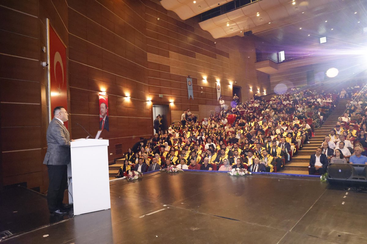 Diyarbakirtarim's tweet photo. Dicle Üniversitesi Ziraat Fakültesi 2025/2026 Eğitim Öğretim Yılı Mezuniyet Törenine İl Müdürümüz Adil Alan katılım sağladı.
#dicleüniversitesi https://t.co/hijhuoCJSL