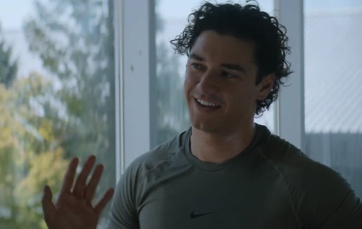 briardiarybr's tweet photo. 🎙| "Garrett fala sobre consentimento enquanto faz supino. Por que você acha que o público reagiu tão positivamente a um personagem masculino que é confiante, másculo e também emocionalmente articulado?

Infelizmente, quando se trata de representação masculina na mídia, o Garrett é bem raro, o que é uma pena. Acho que o contexto cultural identificou essa dificuldade de representação através do Garrett e sua história em Off Campus . O triste é que temos uma espécie de deserto para homens complexos na mídia. Fiquei muito grato por ter a oportunidade de interpretar o Garrett e emprestar minha sensibilidade ao personagem, porque tenho um padrão muito alto para homens na minha vida, e o Garrett é o tipo de cara com quem eu seria amigo.

Acho que muita gente sentia falta de alguém que se sentisse tão à vontade com sua masculinidade a ponto de também se sentir confortável com sua feminilidade. E alguém que lidera com empatia a partir de uma posição de poder — como nas dinâmicas da escola e do time de hóquei — é simplesmente revigorante para o público. É importante que o público veja isso, que as mulheres vejam — e que os homens, os jovens, vejam como um exemplo. Simplesmente captou o espírito da época porque o espírito da época estava pedindo por isso." ❤️