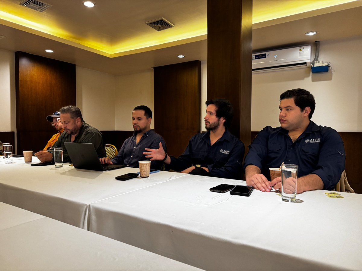 AgrocalidadEC's tweet photo. 📍#ElOro, nuestro director ejecutivo, Lenin Rosero, se reunió con representantes de @aebeecuador🍌 para tratar temas referentes al sector y fortalecer acciones conjuntas en beneficio del agro del país. 
 
#EcuadorEsCalidad 🇪🇨 https://t.co/FsDo4XheFp