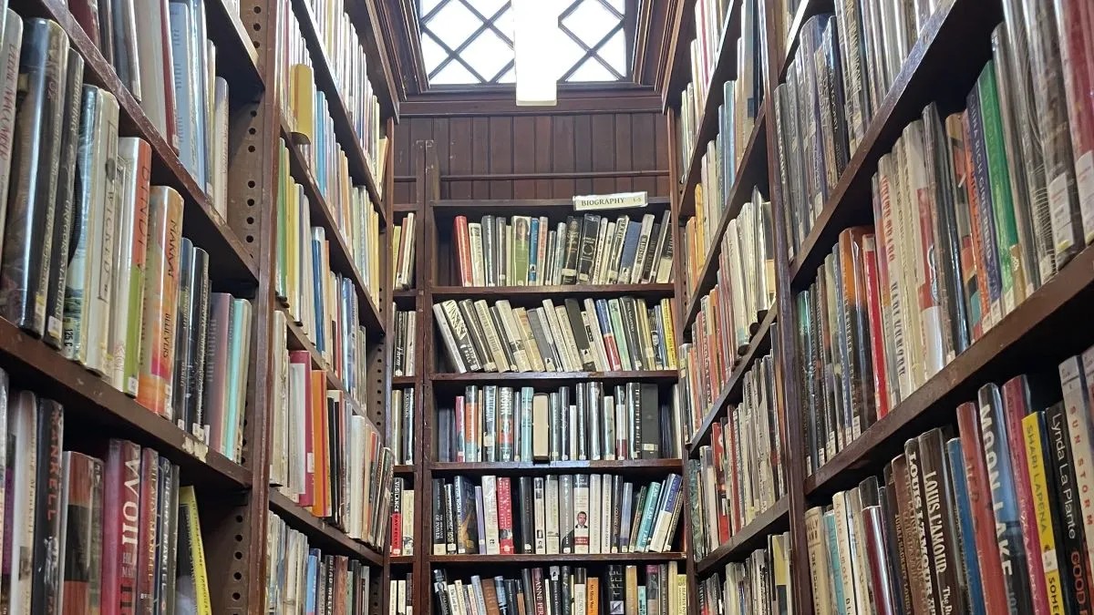 mainemonitor's tweet photo. The Maine Library Commission adopted a patron behavior #policy at the #Maine State Library. The new policy says that, if an underage child or vulnerable adult is left unattended and a caregiver can't be found, staff must notify #police.

https://t.co/C0no3eQUP6 https://t.co/34ArV9mSNa