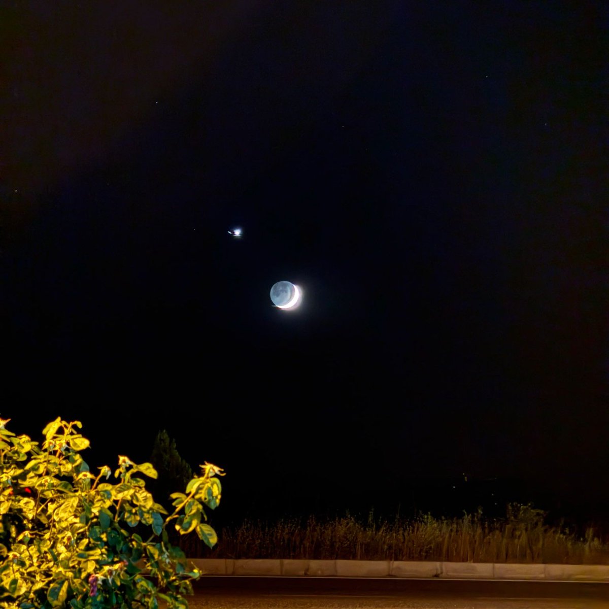 m_erkt's tweet photo. Beni güzel hatırla,
Bunlar son satırlar... 
Farzet ki bir rüzgardım 
Esip geçtim hayatından 
Ya da bir yağmur
Sel oldum sokağında
Sonra toprak çekti suyu 
Kaybolup gittim...

Orhan Veli Kanık https://t.co/L7XqLVNEWO